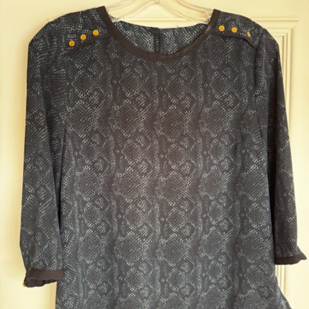 Round neck blouse with reptile motif